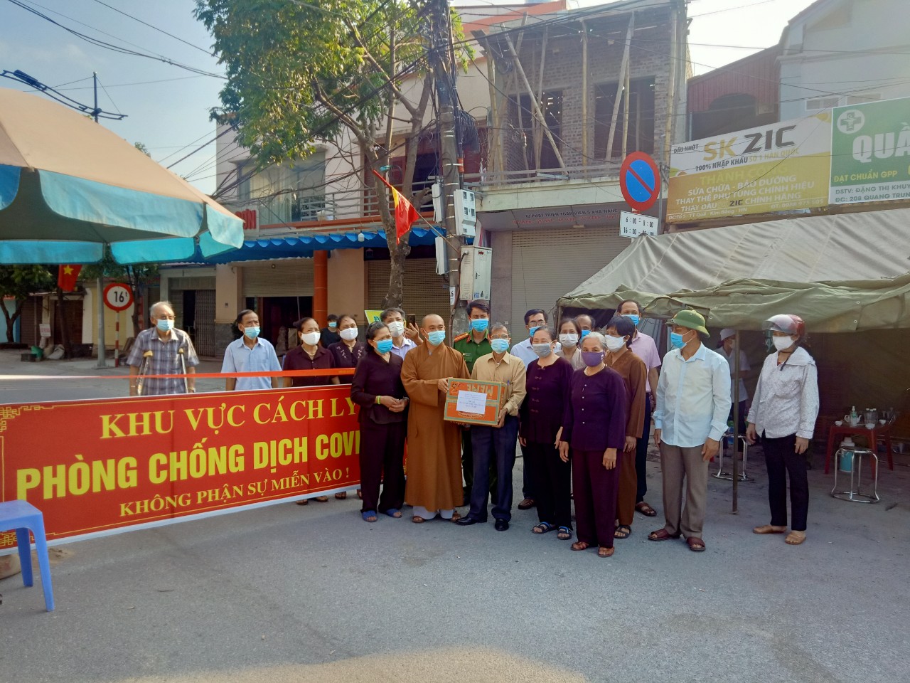Huyện Kim Bảng: Đại Đức Thích Minh Hạnh thăm và tặng quà các chiến Sỹ chốt phòng dịch và các gia đình trong khu cách ly tại tổ 3, thị trấn Quế. 