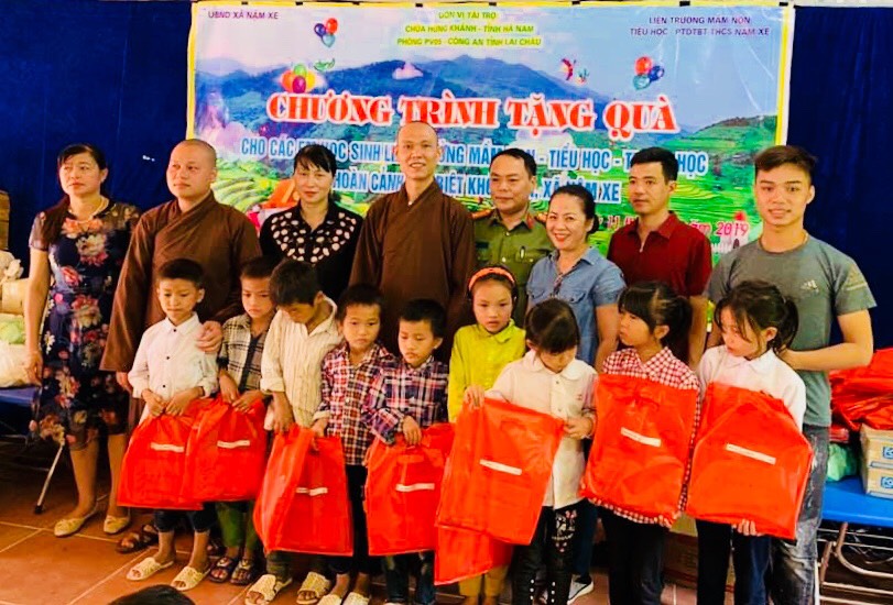 Hà Nam: Câu Lạc Bộ thiện tâm chùa Hưng Khánh tặng quà Trung thu cho các em học sinh vùng sâu, vùng xa.