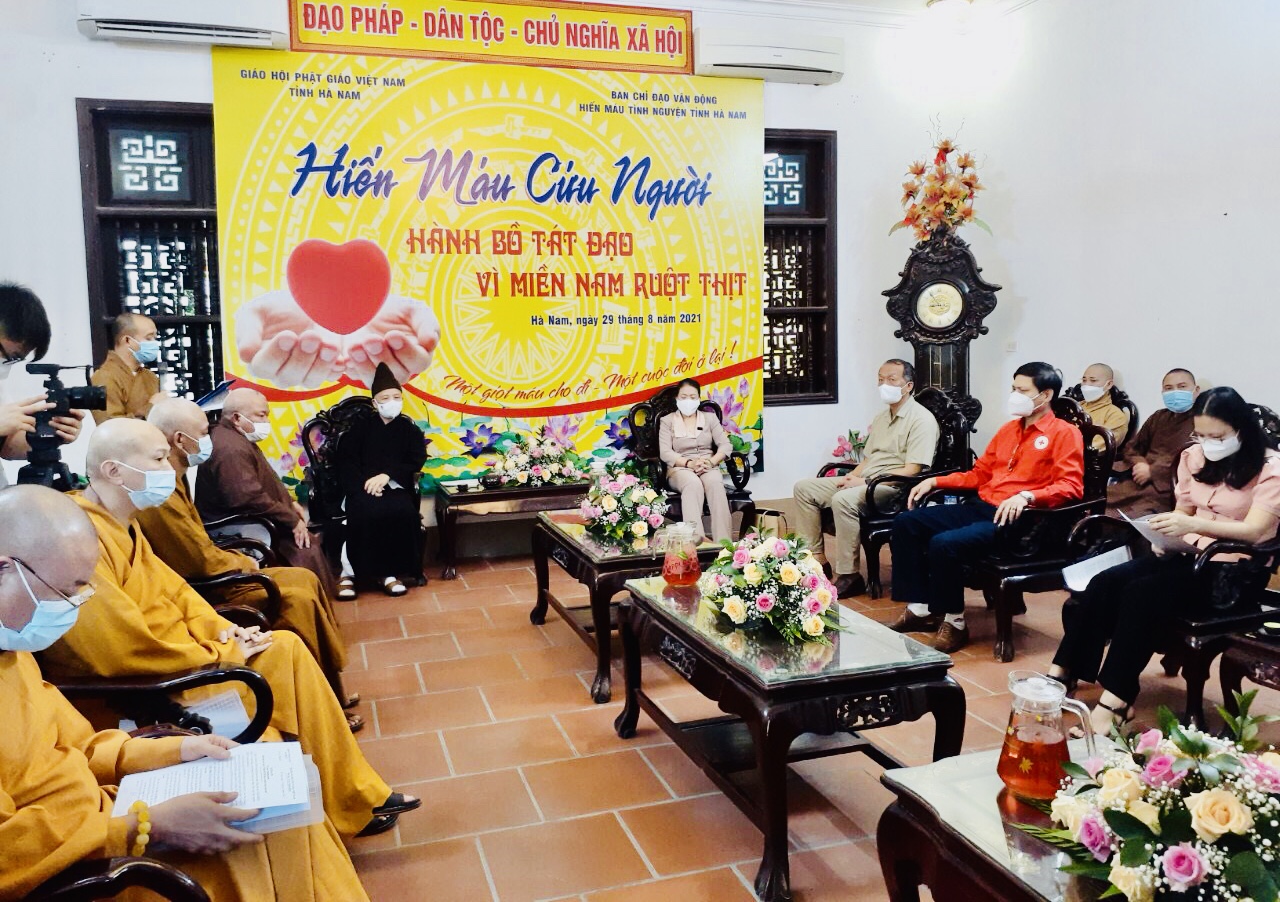 Tăng, Ni và tín đồ Phật tử Hà Nam tình nguyện hiến máu cứu người - Hành Bồ Tát đạo - Vì Miền Nam ruột thịt.